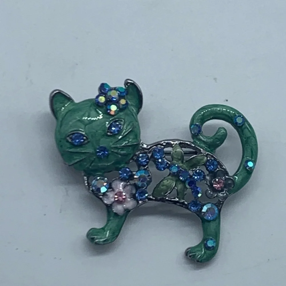 NEW green with blue crystals & flowers cat brooch - Picture 6 of 16